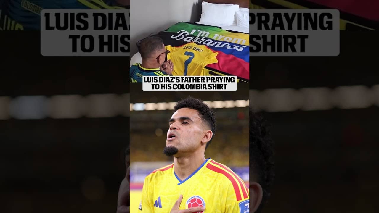 Luis Díaz's father praying to his jersey before Colombia's knockout stage begins (@mane_diaz_26/IG)