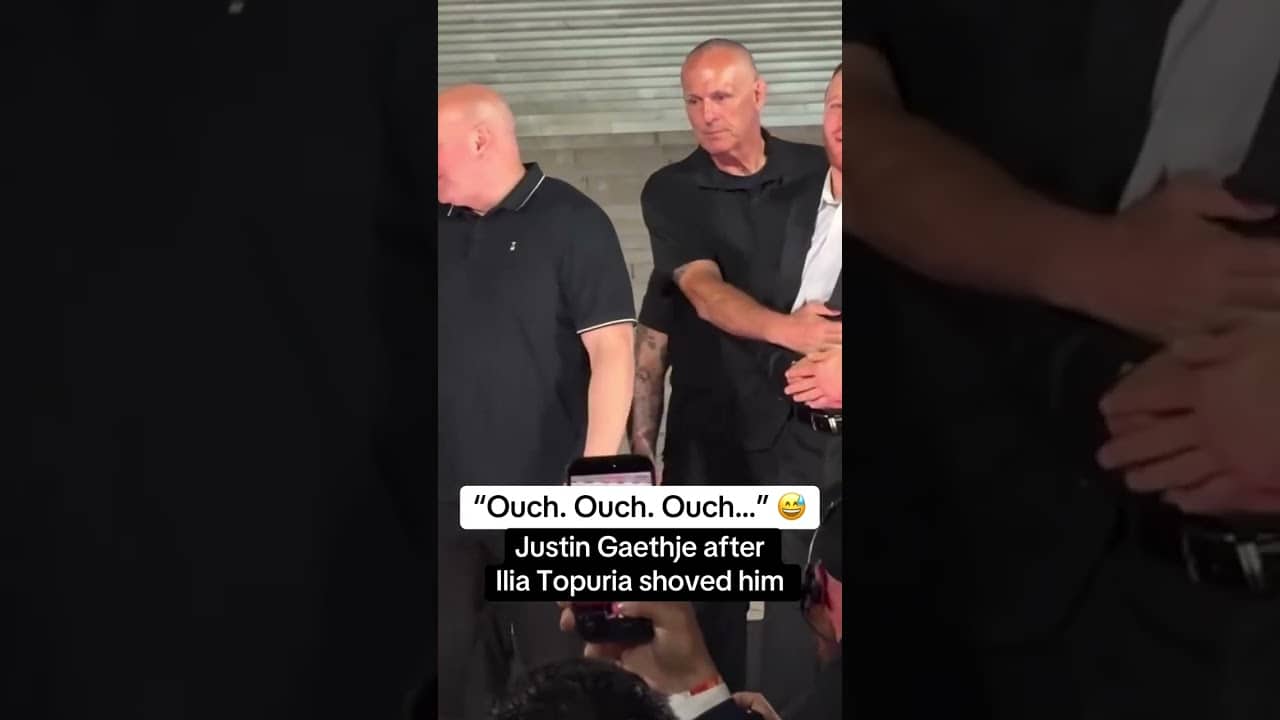 Justin Gaethje was smiling after Ilia Topuria shoved him during their faceoff 😅 (via @danawhite/TT)