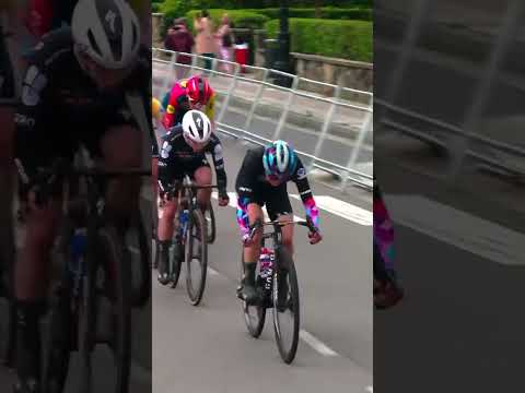 Mischa Bredewold with a fantastic kick to take the opening stage of Itzulia Women 👏
