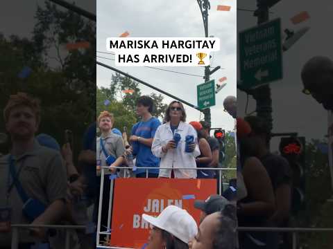 Mariska Hargitay is having a time at the Knicks championship parade 😅🏆