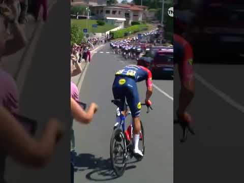 Nothing beats riding on home roads 🥰🏠 Jonathan Milan was mobbed as he rode through his home town 🥹