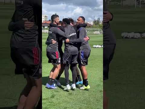 Le début du dernier entraînement de la saison, dans la bonne humeur 😃 #ol #olympiquelyonnais