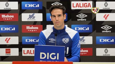 Íñigo Pérez en la previa del Valencia CF - Rayo Vallecano