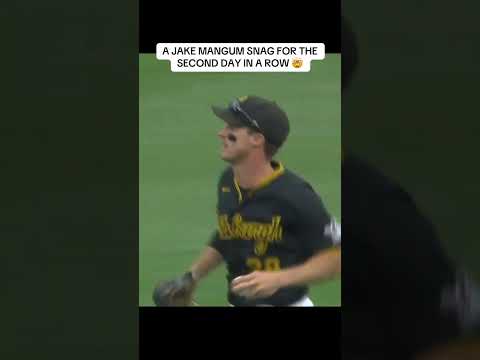 A sliding catch with bases loaded 😳