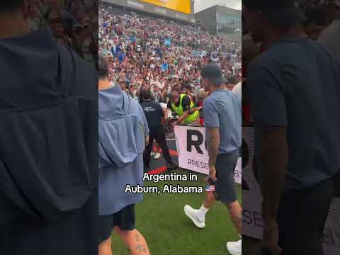 Rodrigo De Paul and Leandro Paredes acknowledging the Argentina fans at Auburn 🤝