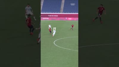 Mikel Merino with the finish for Luis de la Fuente's Spain. We've seen that before! 🇪🇸⚽