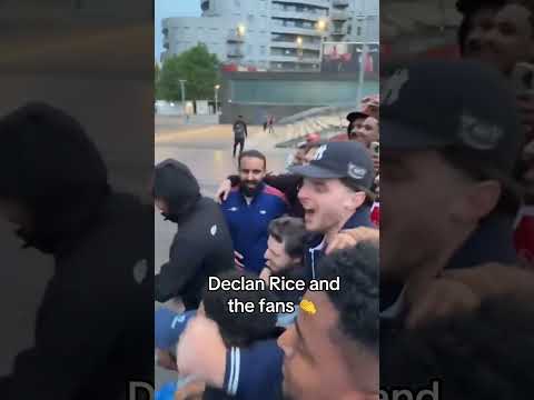 Declan Rice taking pictures with Arsenal fans ❤️ (via al_juste/x)