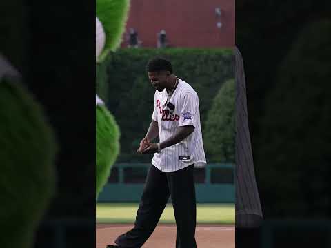Watch JASON DERULO take the mound at the Phillies game!