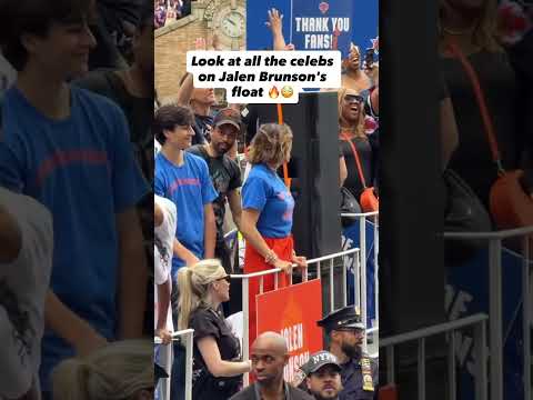 Jalen Brunson rolled through the parade with Mariska Hargitay, Tracy Morgan and Spike Lee 🙌