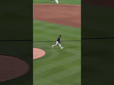 A.J. Minter with the smooth backhanded play 😎 #mlb #mets #baseball #highlights #sports