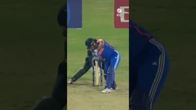 Sophie Molineux and Phoebe Litchfield began India's slide as Australia fought back 🙌