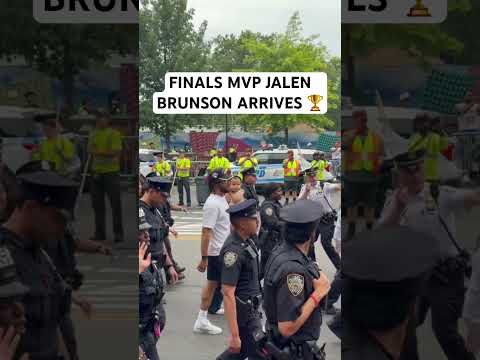 Jalen Brunson has arrived at the Knicks championship parade π