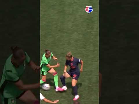 One body feint. Two defenders beaten. Kennedy Fuller is silky. ✨⚽ #nwsl #soccer #football
