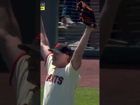Jung Hoo Lee makes a beautiful running grab to take away an extra-base hit!