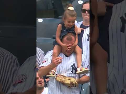 This young fan covered her dad’s eyes as someone threw him a baseball … somehow he caught it 😮