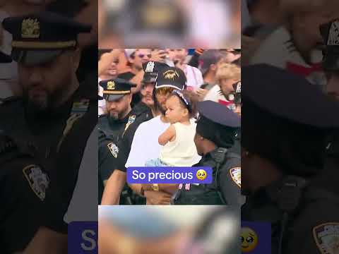 Jalen Brunson arrived at the parade with his daughter, Jordyn, and got MVP chants š
